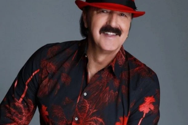 (FOTO) HARIS NAPOKON OTKRIO ZBOG ČEGA STALNO NOSI ŠEŠIR! Već godinama je deo njegovog stajlinga, a razlog će vas iznenaditi!