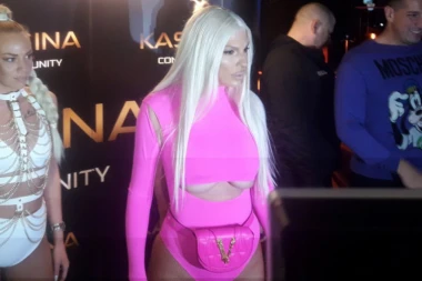 (VIDEO) Ona ocenjuje nečije pevanje?! Isplivao snimak kako KARLEUŠA peva na engleskom!