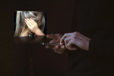 Uhapšen pedofil iz Inđije: Maloletnici slao porno slike preko mobilnog telefona!