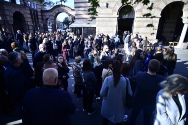 (FOTO) Veliki fizičar ispraćen na večni počinak: Mihajlo Sporić sahranjen uz Mocartov rekvijem