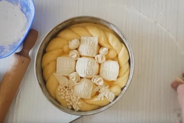 Kako da se slavski kolač ne RASCVETA ili ISKRIVI: Umesite ga po STARINSKOM RECEPTU koji PROVERENO USPEVA!