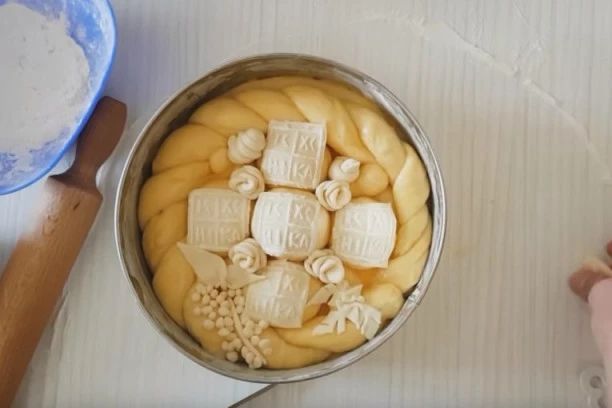 Kako da se slavski kolač ne RASCVETA ili ISKRIVI: Umesite ga po STARINSKOM RECEPTU koji PROVERENO USPEVA!