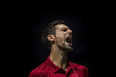 (VIDEO) Đoković pobesneo, slomio reket u paramparčad, a rekacija naše klupe je komična!