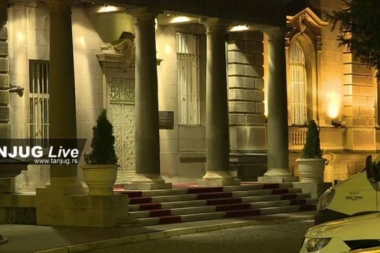 SKANDAL! RADILA ZGIBOVE NA PROZORU: Otkriveno ko je devojka koja je visila sa zgrade na Andrićevom vencu!