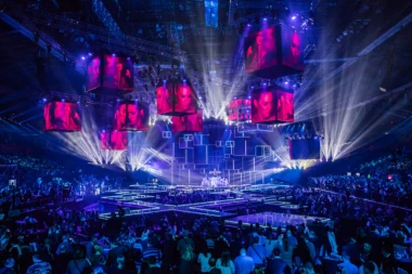 (VIDEO) O čemu to pričaju muzičke zvezde u klipovima koji kruže internetom?!