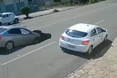 (VIDEO, FOTO) Ogromna rupa se otvorila i progutala automobil u Brazilu: Da kamere nisu snimile, niko ne bi verovao!