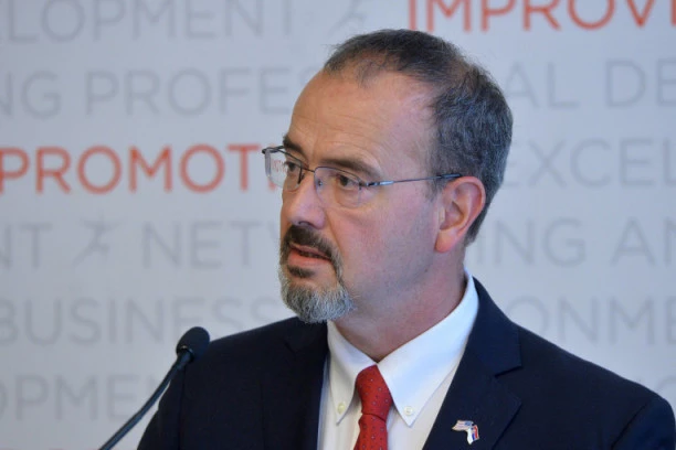 Američki Ambasador u Srbiji apelovao: Srbi poslušajte savete predsednika i premijerke!