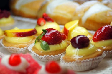 Vaši gosti će biti oduševljeni: Ovo je najjednostavniji recept za slatke korpice sa vanila kremom i voćem!