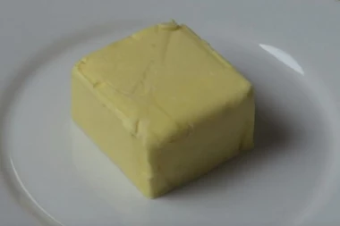 (VIDEO) Fenomenalan trik: Otopite maslac u tren oka bez mikrotalasne!