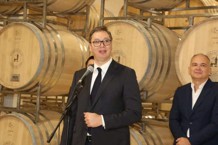 Vučić obišao vinariju na Paliću, pa poručio: Srpska industrija vina napreduje koracima od sedam milja