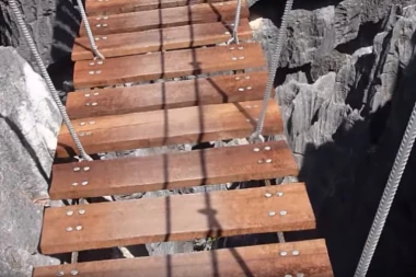 Tragedija! 9 tinejdžera stradalo u rušenju mosta, za jednim dečakom se još traga!