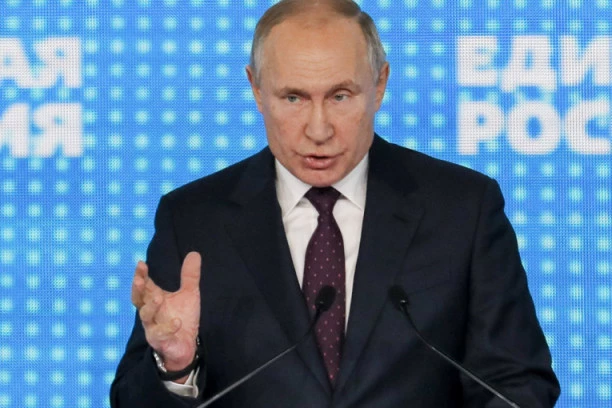 LAŽNO SE ZAKLINJU NA BIBLIJI! Putin osuo paljbu po Amerikancima: Brak je savez muškarca i žene!