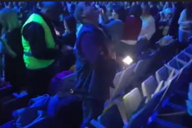 (VIDEO) HAOS NA KONCERTU SEVERINE: Publika bežala pred kišom stakla