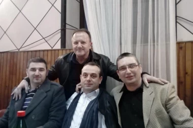 Golim rukama na "kalašnjikov" zbog dece: Profesor heroj 20 godina radi bez stalnog ugovora, Šarčević mu obećao da će to srediti