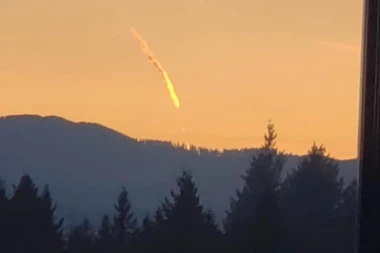 (FOTO) Misteriozni trag na nebu: NASA se ne oglašava, traži se mesto gde je pao čudni objekat!
