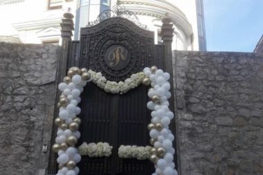 (VIDEO) Burna noć je iza Ražnatovića: Evo šta se danas događa u njihovoj vili na Dedinju!