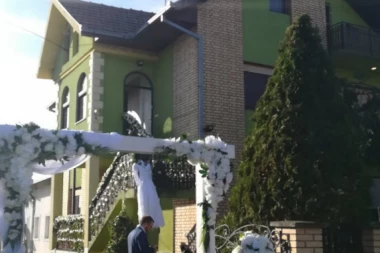 (VIDEO) Na pragu mladinog doma u Titelu zavijorila se velelepna haljina: Cecina venčanica spremna za Bogdanu!