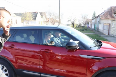 (FOTO) Mlada stigla u Titel: Bogdana pala majci u zagrljaj, sve je spremno za doček zeta Veljka!