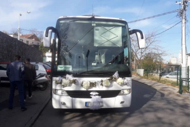 (FOTO) Na Dedinje stigli kumovi: Ispred Cecine kuće parkiran luksuzni autobus za svatove, pogledajte šta piše na njemu!