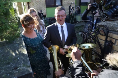 (VIDEO) Porodica Rodić nikad elegantnija a kada je Bogdanina sestra izašla iz kuće, svi su zanemeli!