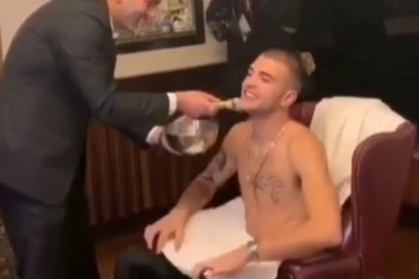 (VIDEO) Veljko ispoštovao stari srpski običaj: Obrijali ga pre nego što je krenuo po mladu!