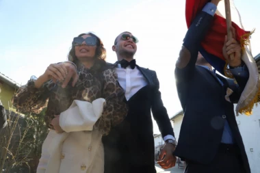 (FOTO, VIDEO) Veljko i Ceca stigli po Bogdanu: Dočekali ih mladini roditelji, svi na nogama!