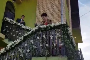 (VIDEO) Nezgoda na svadbi Veljka i Bogdane: Mladina baka se okliznula i pala na stepenicama!