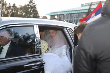 (FOTO, VIDEO) Veljko i Bogdana stigli u Hram Svetog Save: Mladenci spremni su da se zavetuju na večnu ljubav pred BOGOM!