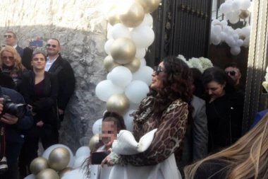 (FOTO, VIDEO) Ceca se veseli uz pesmu "Danas, majko, ženiš svoga sina"! Evo kako Anastasija izgleda!