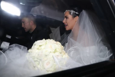 (VIDEO) Mladenci ušli u hol "Hajata" kao zvanični supružnici: Anastasija oduševila stajlingom!