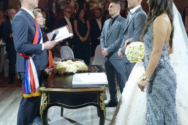 (EKSKLUZIVNE FOTOGRAFIJE) UPRAVO VENČANI: Veljko i Bogdana izgovorili sudbonosno "da" i pred matičarem