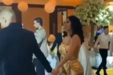 (VIDEO) Ceca oplela kolce: Zadigla dugu haljinu, pa pokazala izvajane noge!