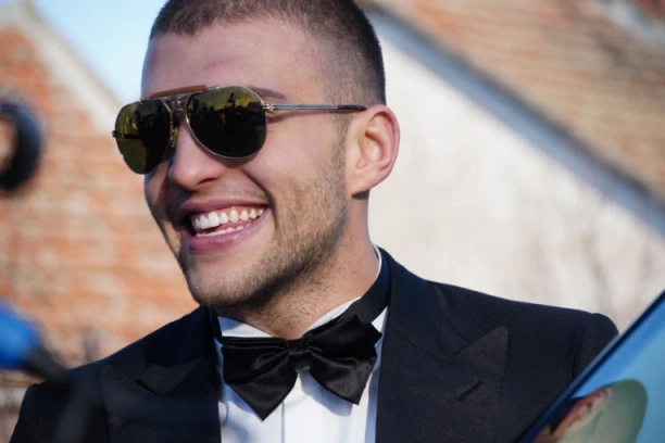 (FOTO) Slikao se na masaži: Veljko Ražnatović pokazao šta ima u gaćama!