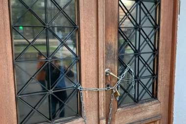 Pravi primer fašizma: Lancima brane Malom da uđe u ministarstvo