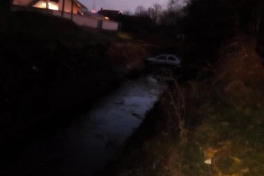 (FOTO) Ali, kako?! Ne, stvarno, kako?! Eksplozija na internetu: Srbin parkirao automobil kao niko nikad pre!