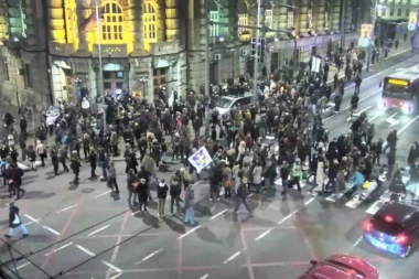 (VIDEO) FIJASKO! Opozicija se ponovo izblamirala: Pozivali na protest protiv Siniše Malog, a pukli k'o zvečke
