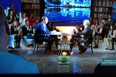 VUČIĆ SE NAŠALIO U ĆIRILICI: Marić kombinuje preparate za kašalj sa vinjakom!