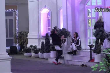 (FOTO) IZBACILA je bez GAĆA napolje! Zadrugarka uhvaćena na gomili sa OŽENJENIM muškarcem!