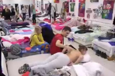 (VIDEO) Masirao je i mazio po telu: Miljana  skinula brus i uživala u dodirima zadrugara!
