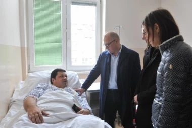 (FOTO) Vesić i Radojičić obišli povređenog Kovačevića i osudili nasilje!