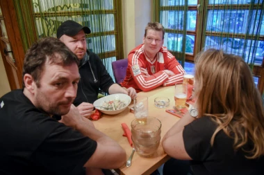 (FOTO, VIDEO) Navijači Bajerna "okupirali" centar Beograda!