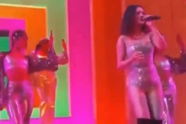 (VIDEO) Strašno: Selena Gomez doživela napad panike na nastupu!