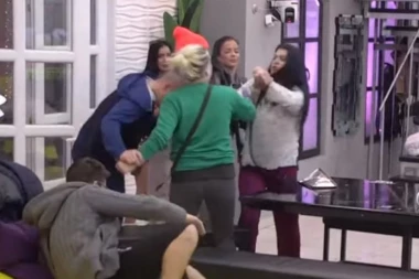 (VIDEO) Tuča zbog gaćica:Žestoki okršaj u beloj kući, obezbeđenje uletelo brzinom svetlosti u Belu kuću!