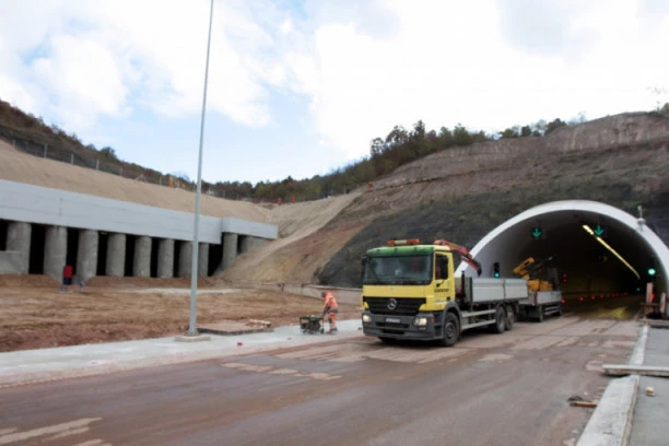 Izmenjen režim saobraćaja kod tunela Straževica! Zbog radova, zadržavanje teretnjaka na Batrovcima, sanacija klizištana putu Beograd-Obrenovac
