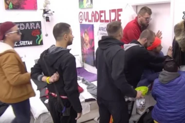 (VIDEO) RAZVALJUJ: Devojke se zaglavile u garderoberu bez vazduha, nastala panika!