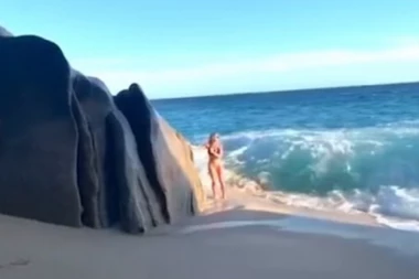 (VIDEO) Manekenka pozirala na plaži, a onda su je odvukli talasi!