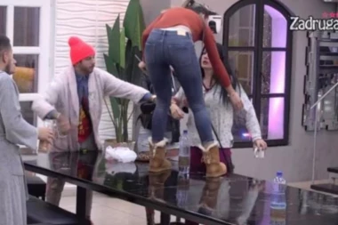 (VIDEO) Obezbeđenje reagovalo! Zadrugarke se potukle: Staklo na sve strane, leteli tanjiri!