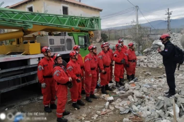 U Albaniji se i dalje trese: Spasioci iz Srbije jedini izvukli tela