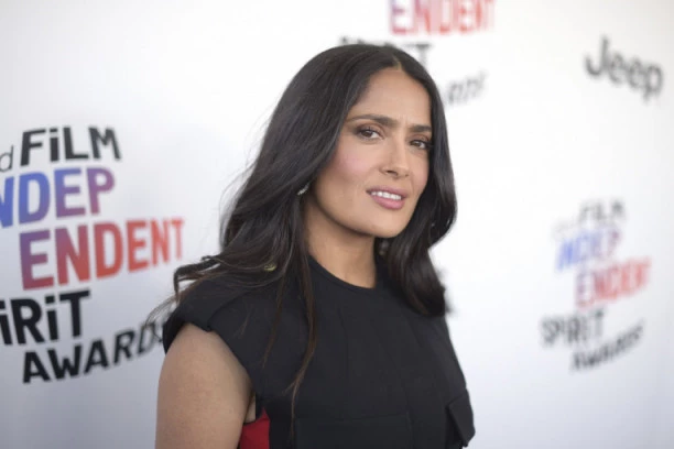 KIM BESINDŽER I SELMA HAJEK SE NE UMIVAJU: Slavne glumice su zbog toga tako mladolike, evo i zašto!