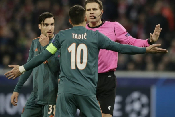 AMSTERDAM U NEVERICI: Ten Hag POTVRDIO senzacionalne prodaje!